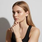 Goldenes Kleeblatt Armband auf einem Model - Wasserfest - hyperallergen - kein abfärben