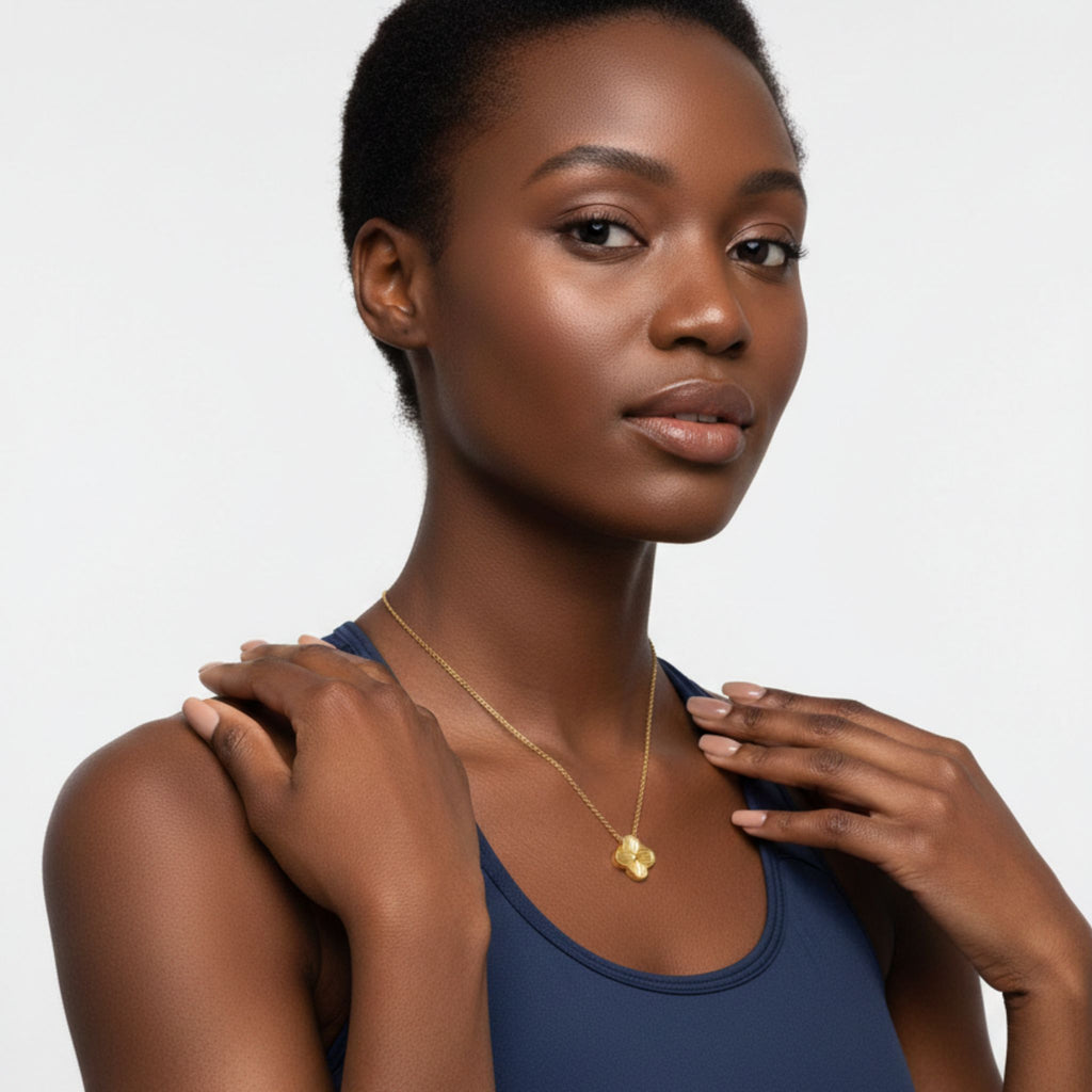 Goldene Kleeblatt Halskette am Model – stilvoller Schmuck für Frauen