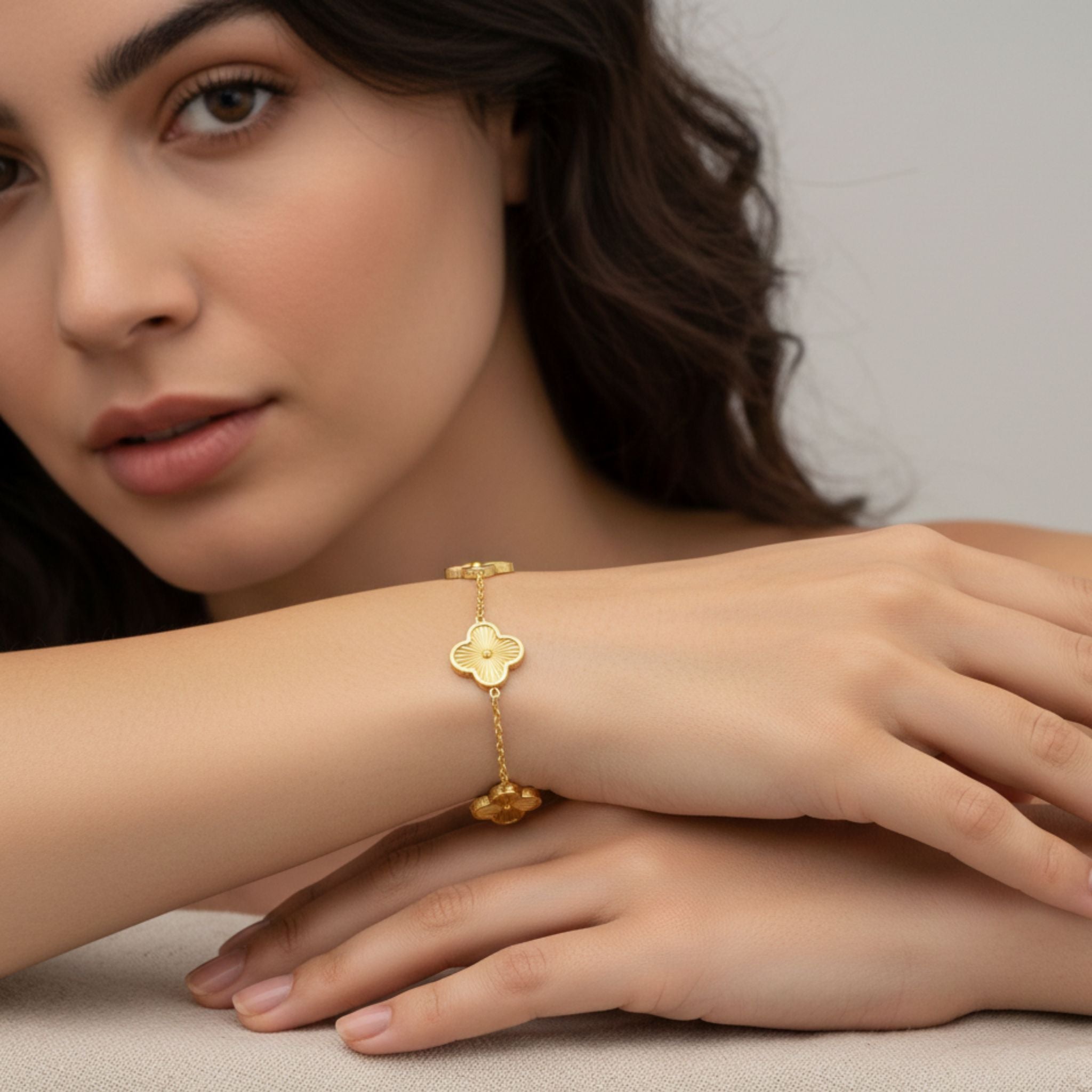 Model präsentiert goldenes Kleeblatt Armband – filigranes Schmuckdesign am Handgelenk