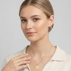 Goldene Coin of Meaning Kette getragen am Model, runder Anhänger als eleganter Alltagsschmuck