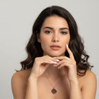 Silberne Coin of Meaning Kette getragen am Model, runder Anhänger als moderner Klassiker