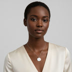 Roségoldene Coin of Meaning Kette am Model getragen, dezenter runder Anhänger für eleganten Look