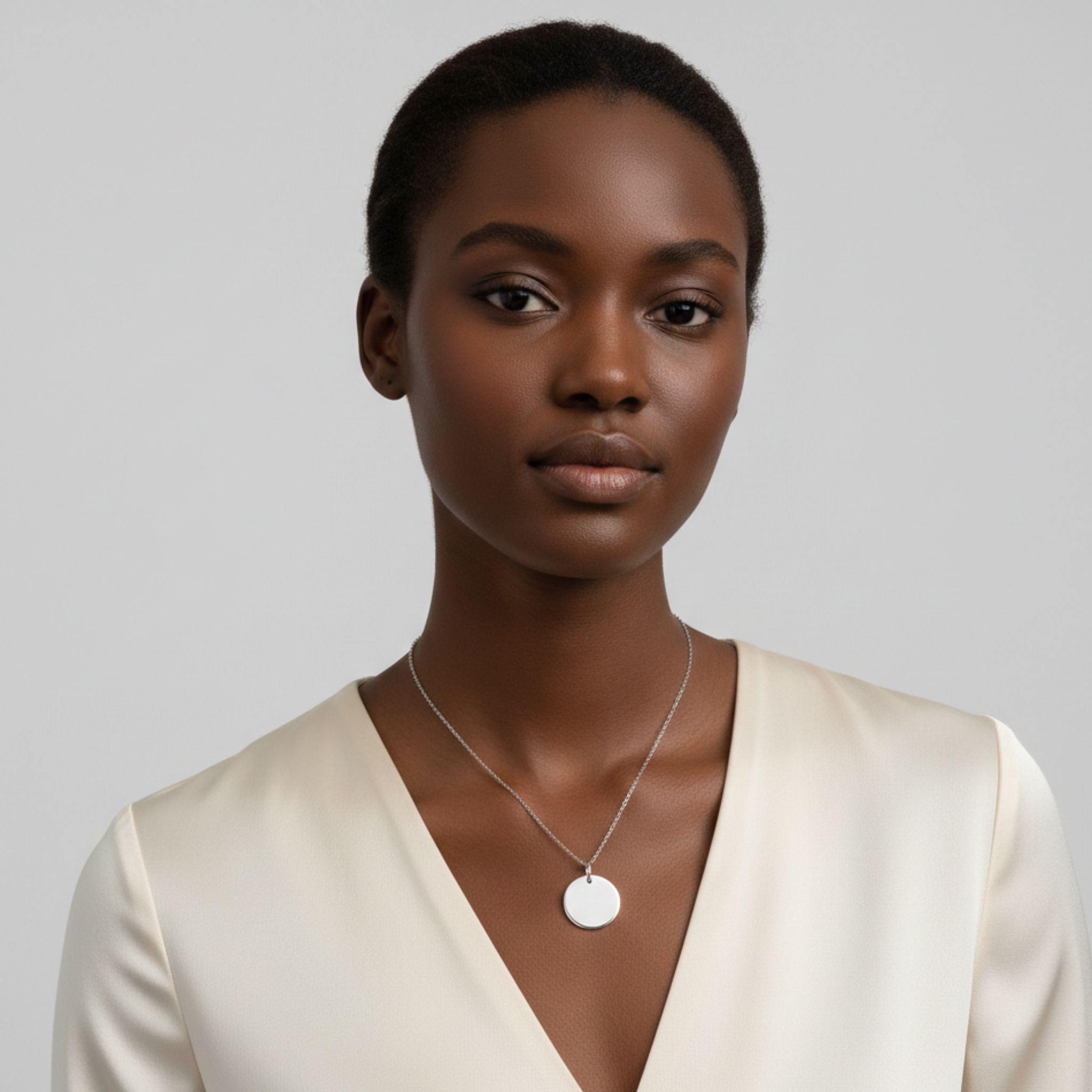 Roségoldene Coin of Meaning Kette am Model getragen, dezenter runder Anhänger für eleganten Look