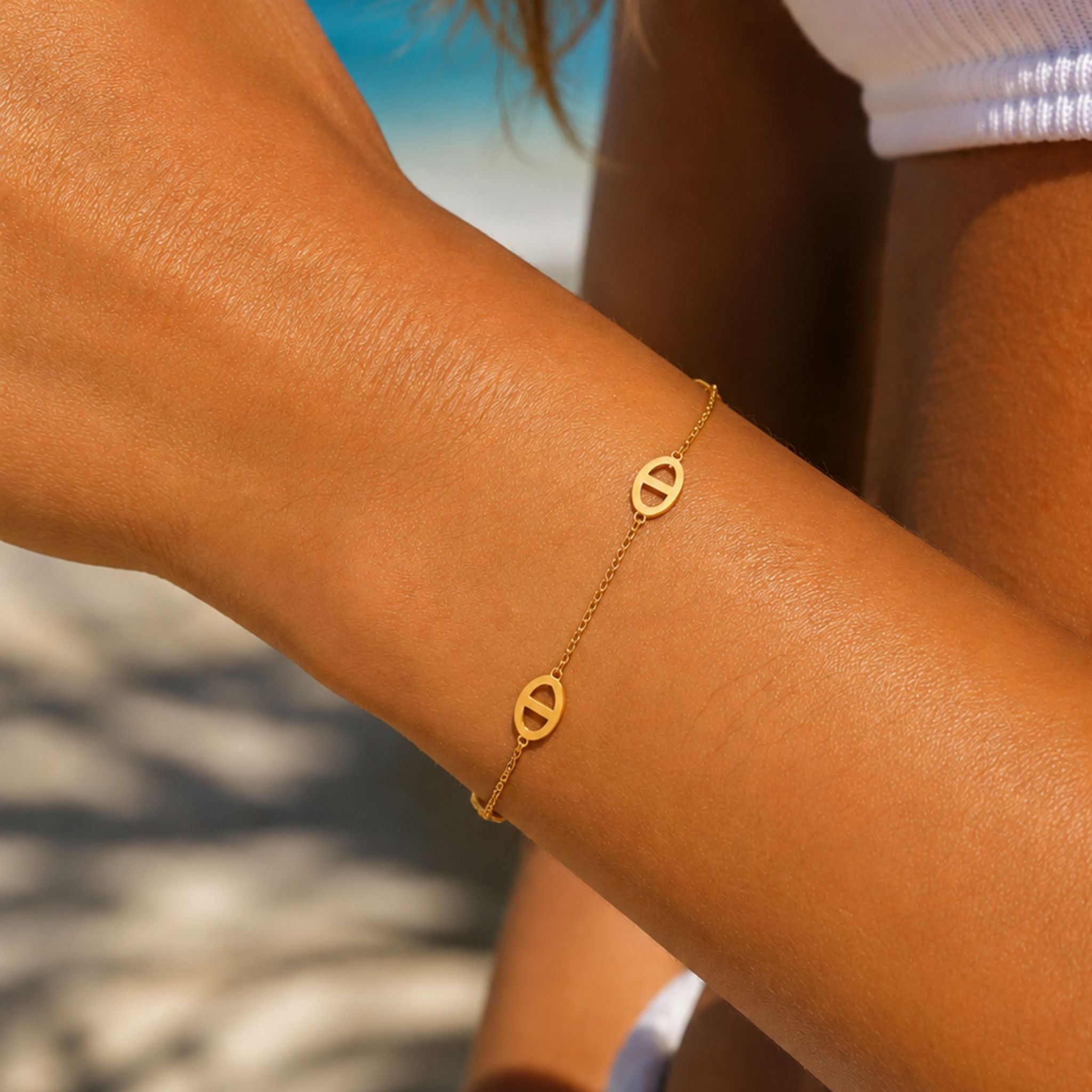 Monaco Armband in Gold am Handgelenk getragen