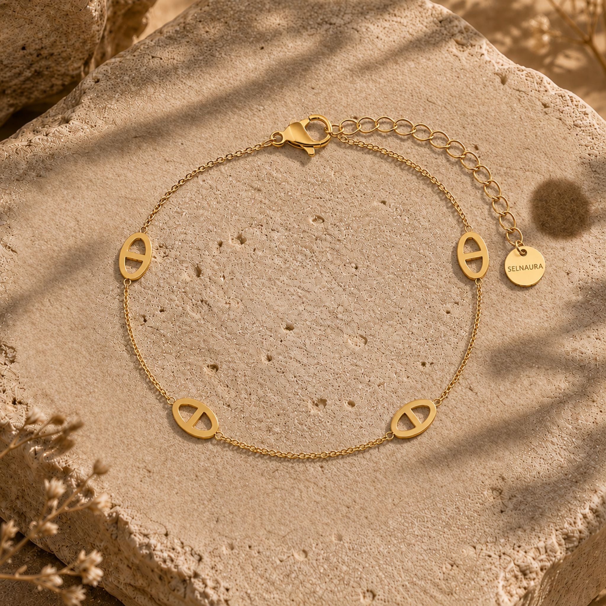 Monaco Armband aus Edelstahl in Gold auf Naturstein präsentiert