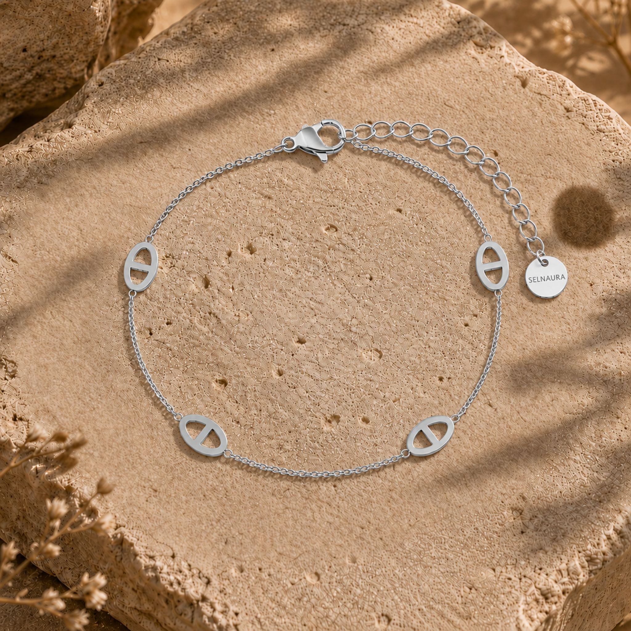 Monaco Armband aus Edelstahl in Silber auf Naturstein präsentiert