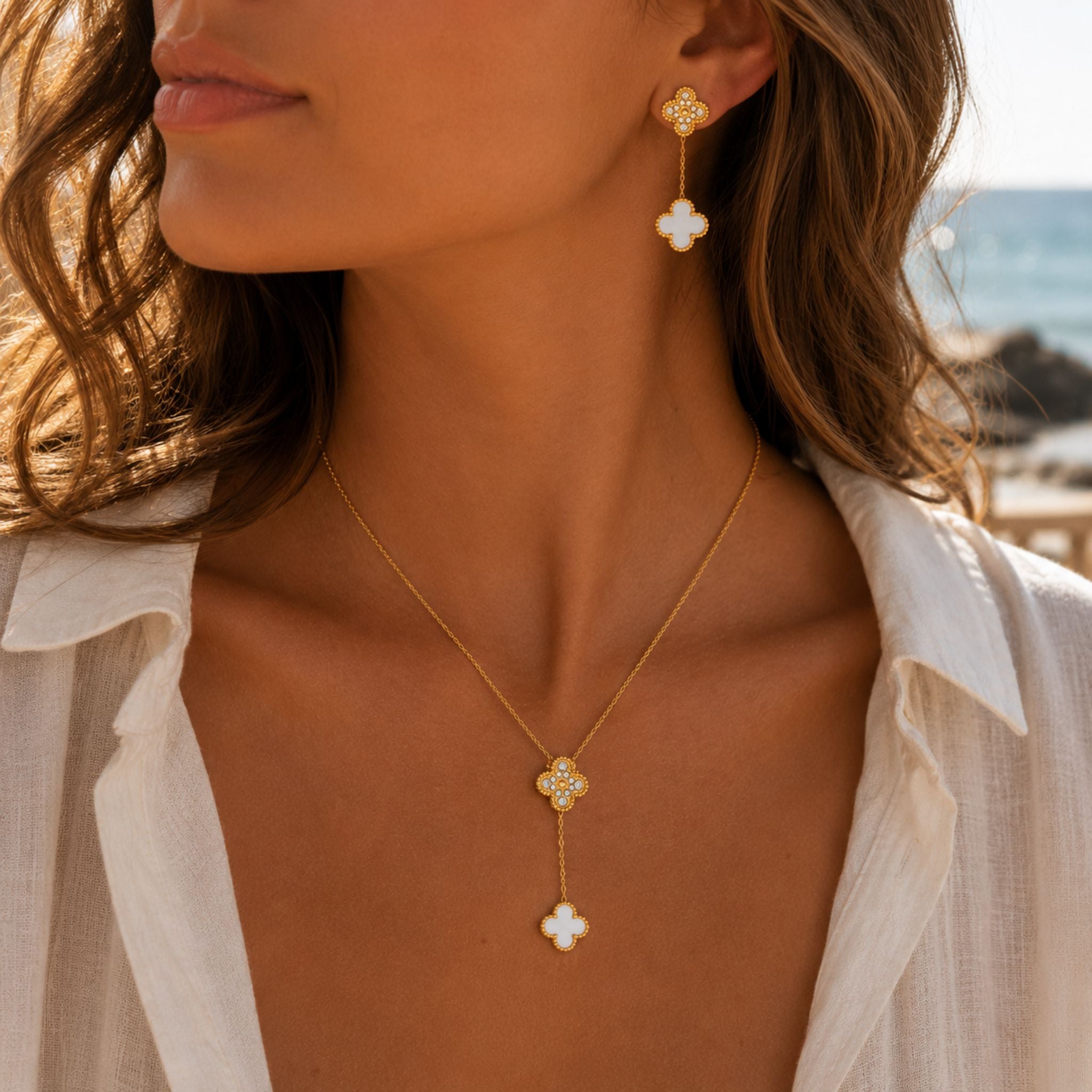 Moonlight Clover Set getragen mit goldener Kleeblatt Halskette und Ohrringen aus Perlmutt