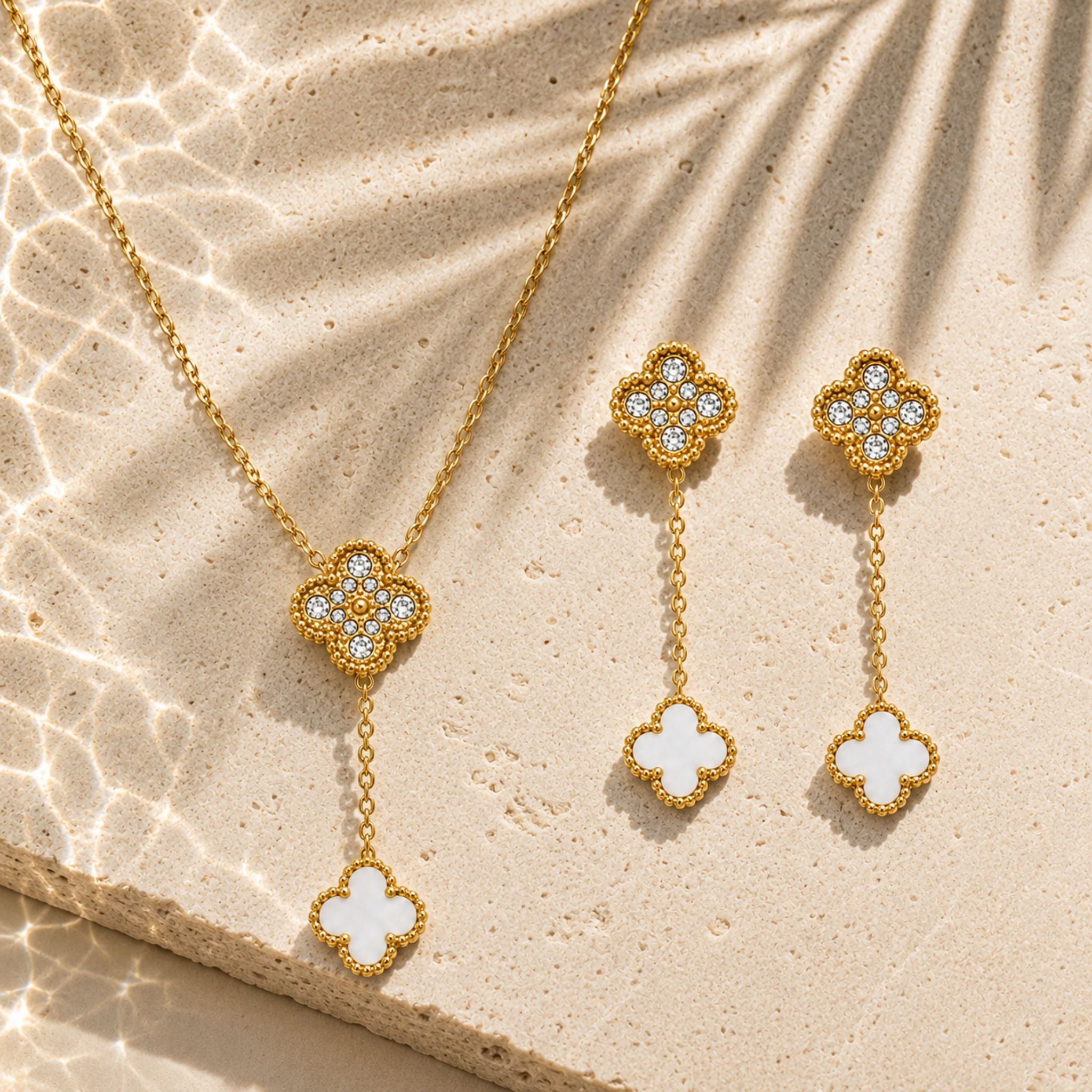 Goldenes Moonlight Clover Schmuckset mit funkelnden Zirkonia Steinen und Perlmutt Kleeblatt Design