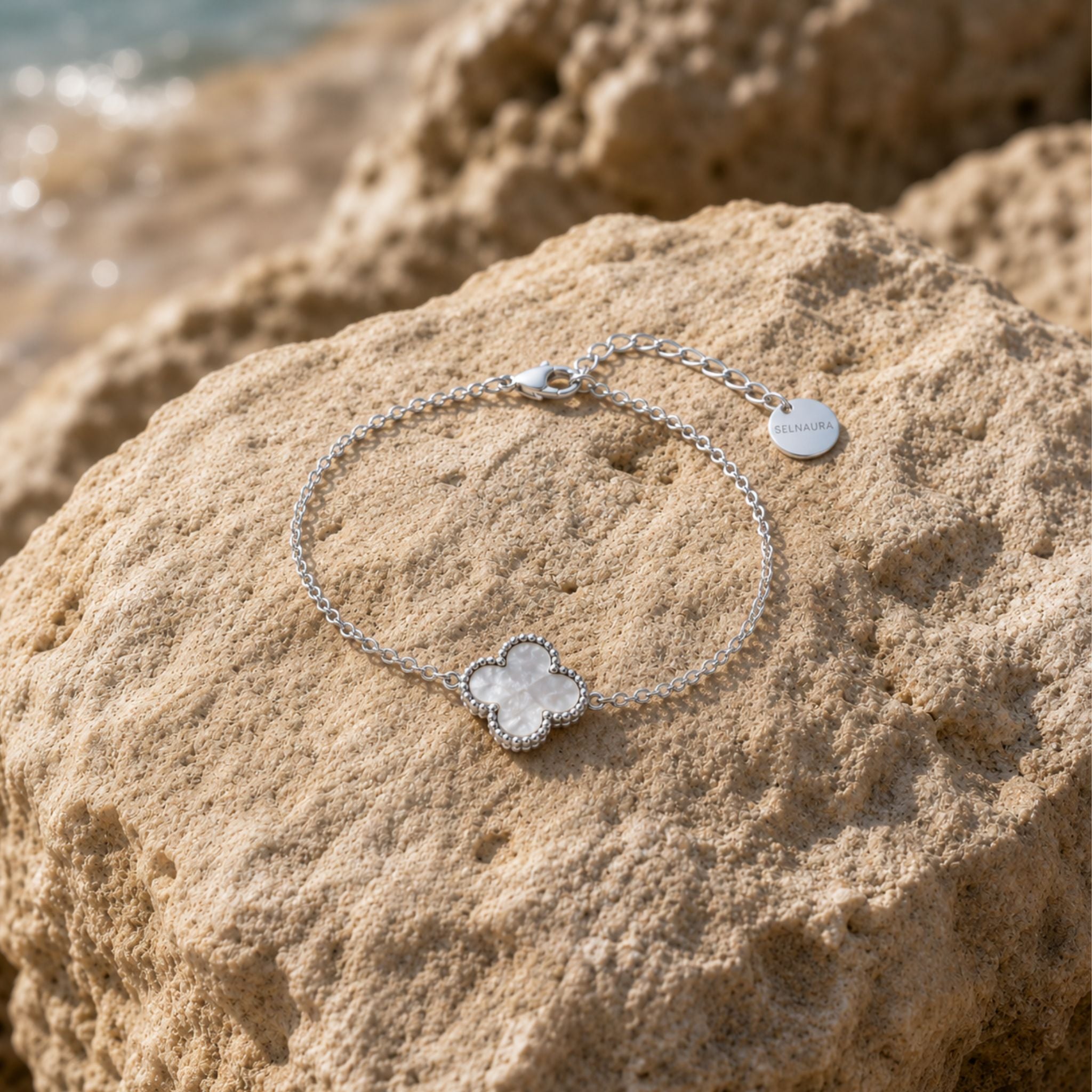 Perla Clover Armband in Silber mit Perlmutt Anhänger auf Naturstein