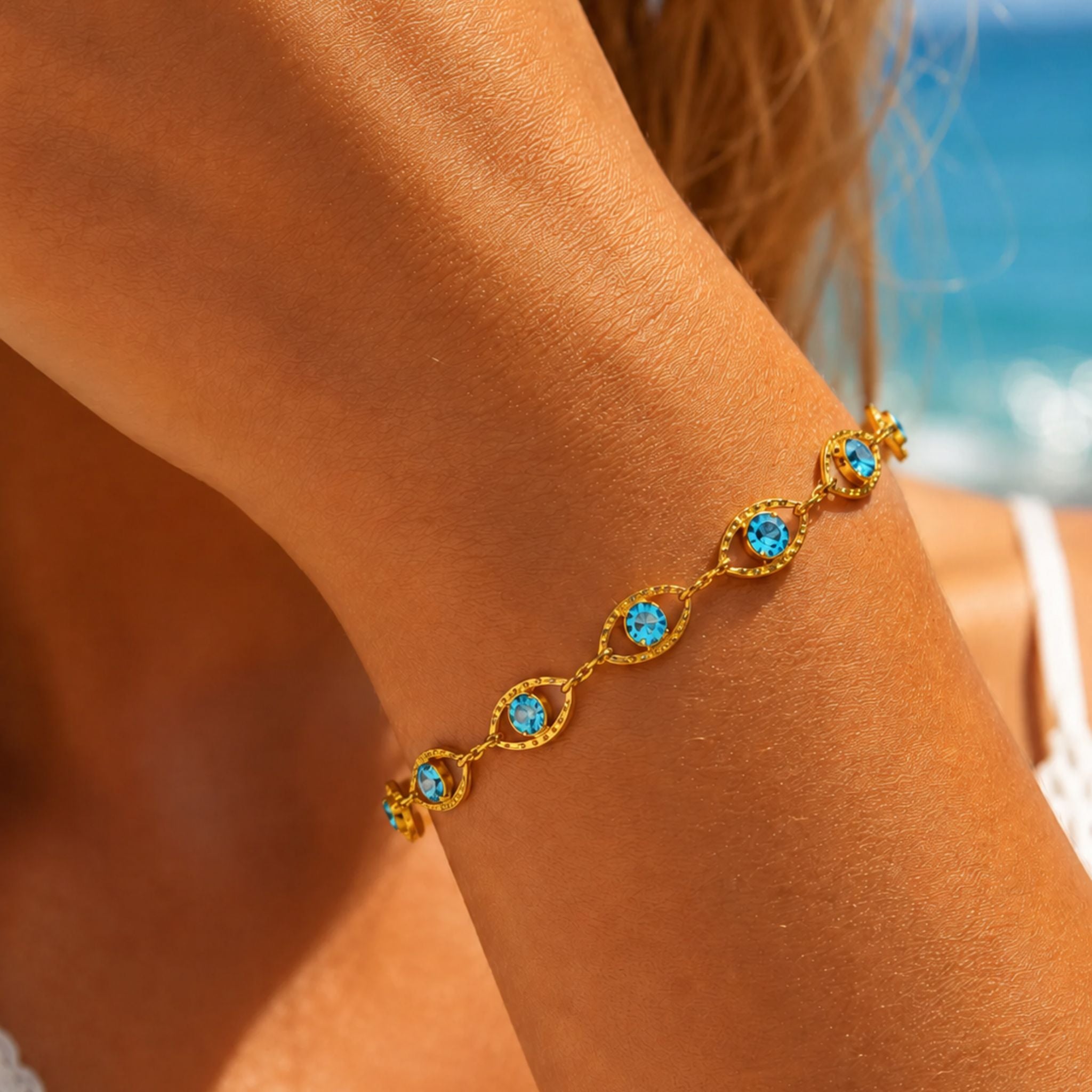 Ocean Glow Armband mit türkisblauen Zirkonia Steinen am Handgelenk