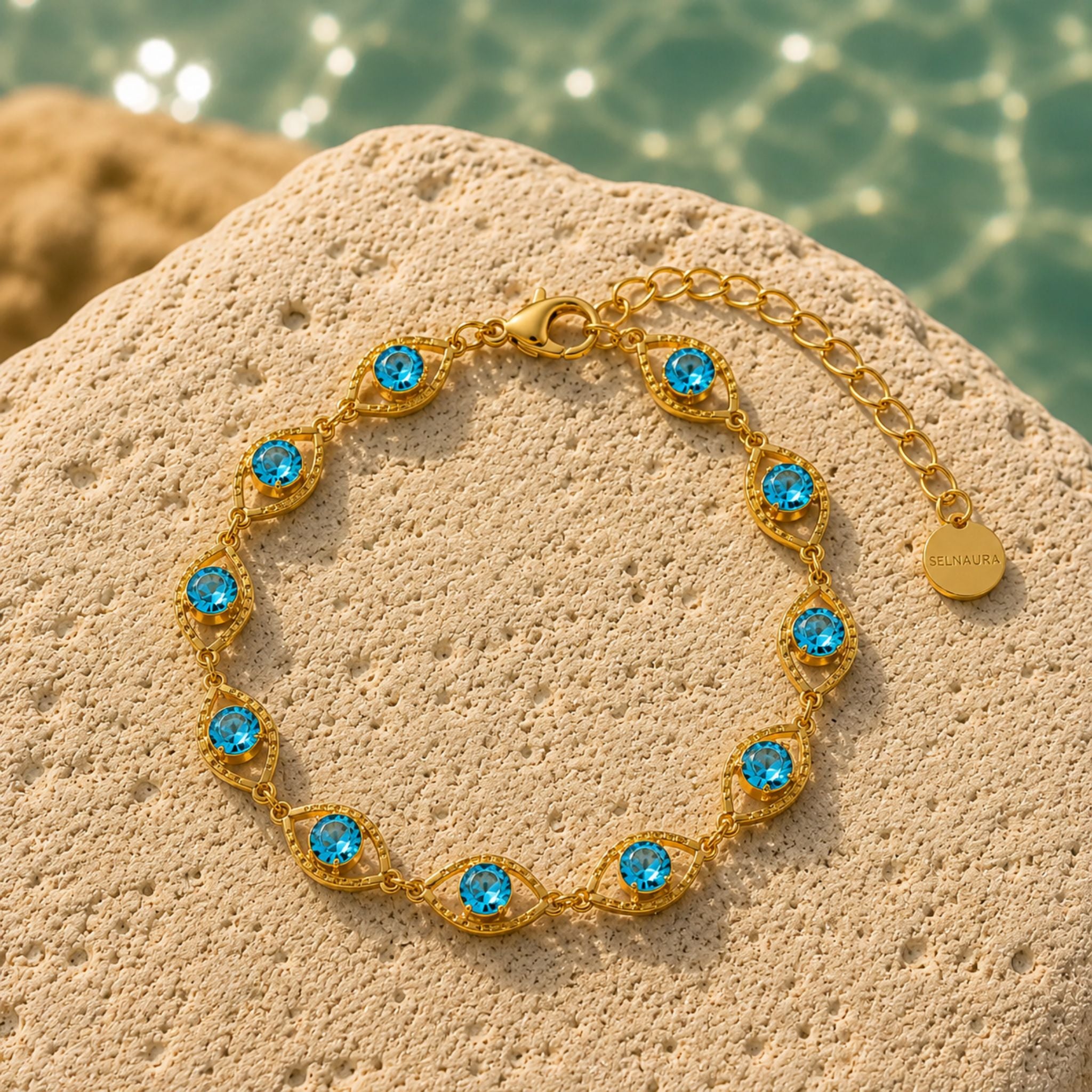 Ocean Glow Armband mit blauen Zirkonia Steinen auf Naturstein präsentiert