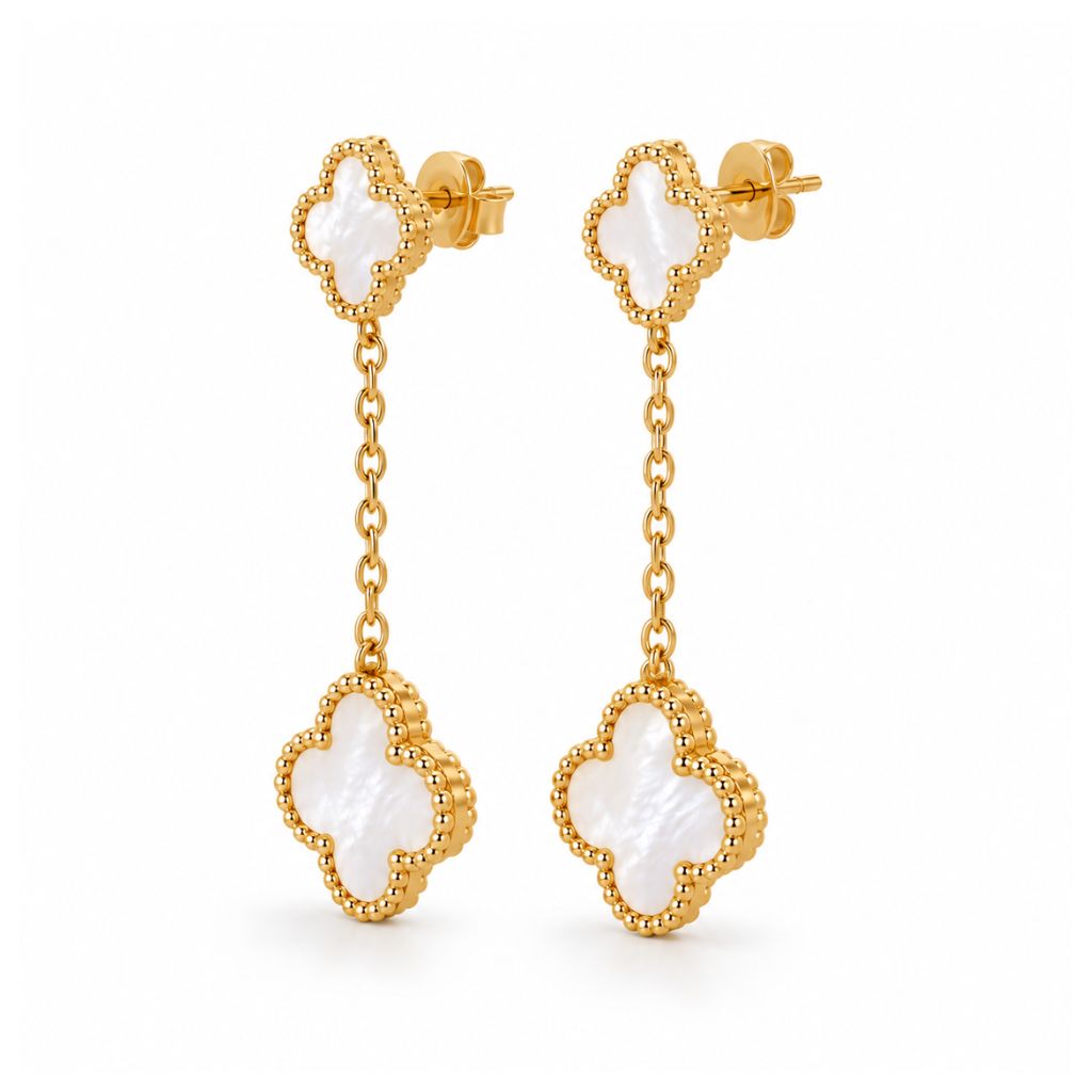 Pearl Clover Ohrringe in Gold mit Kette und Perlmutt-Kleeblatt-Anhänger, Seitenansicht mit Ohrstecker