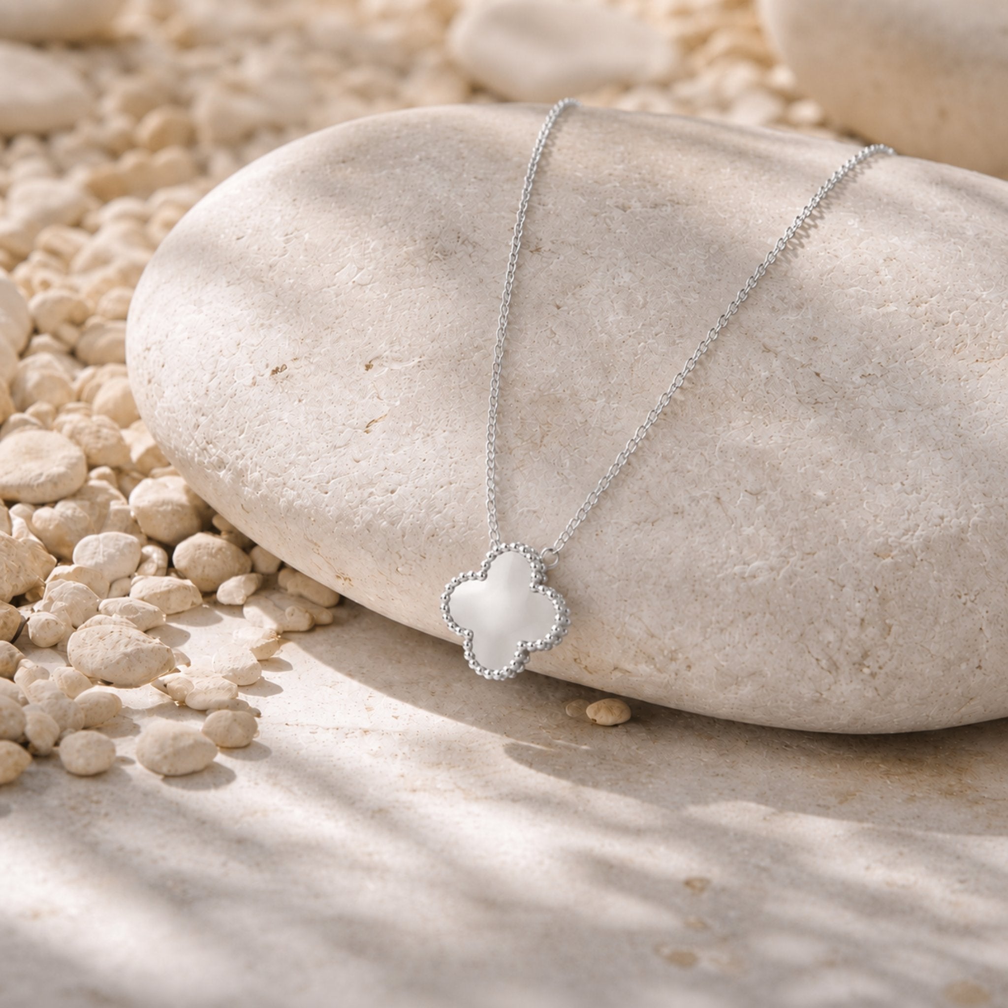 Pearl Clover Kette in Silber mit Perlmutt Kleeblatt auf hellem Naturstein