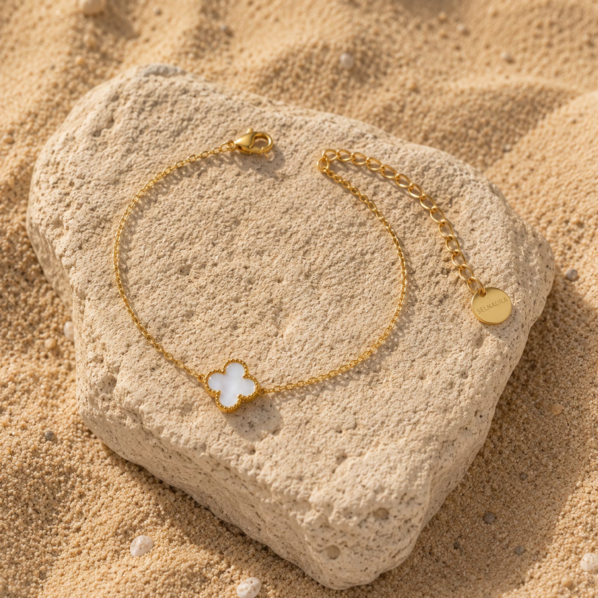 Perla Clover Armband in Gold mit Perlmutt Anhänger auf Naturstein