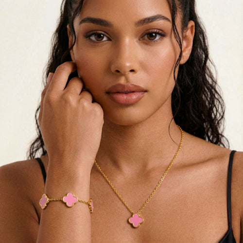 Model trägt goldenes Armband und Halskette mit rosa Clover-Anhängern als Set kombiniert, wasserfest,hautfreundlich und ohen abfärben