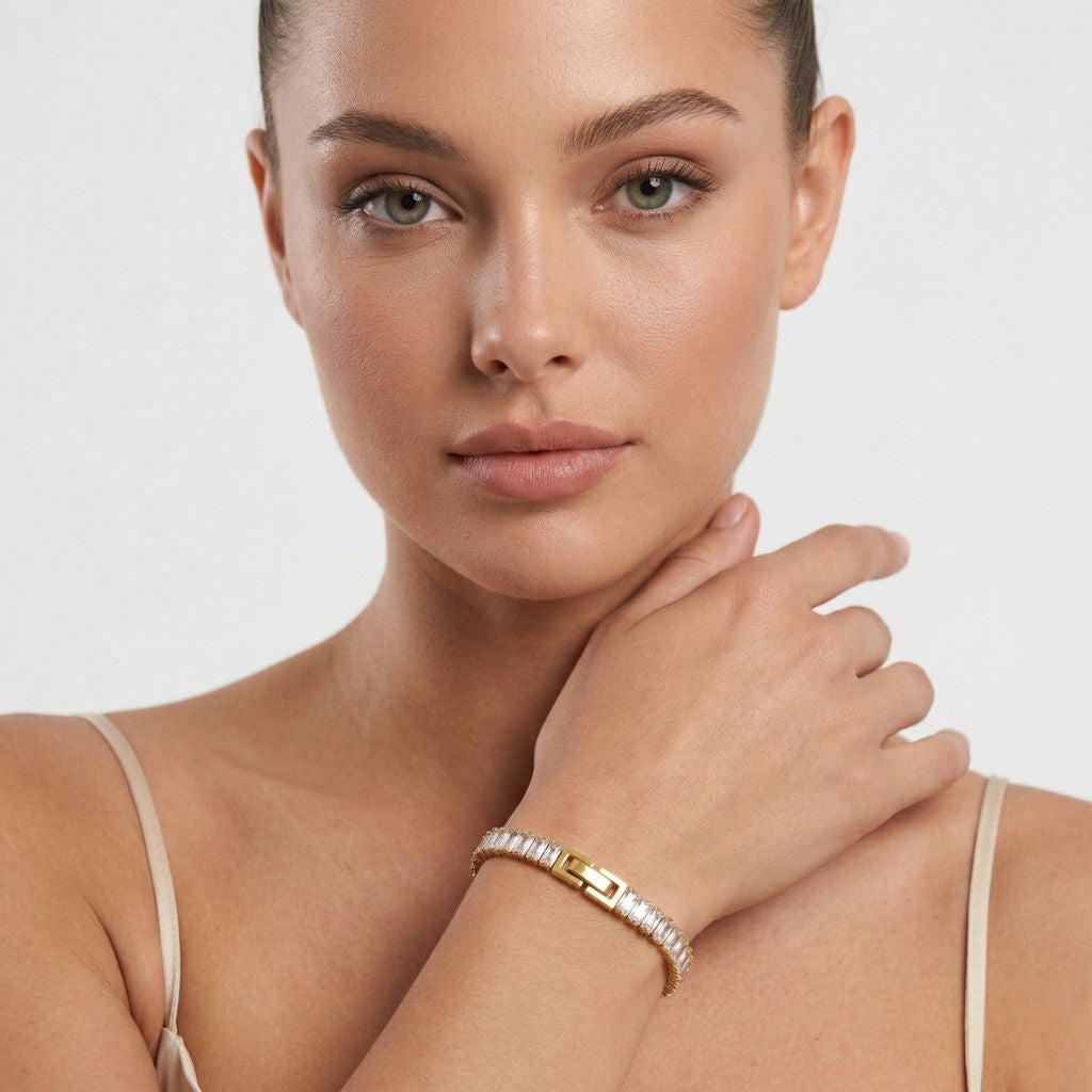 Pure Glow Armband in Gold mit Baguette-Kristallen am Model getragen – wasserfest, hyperallergen, kein Abfärben – Damen Schmuck von Selnaura