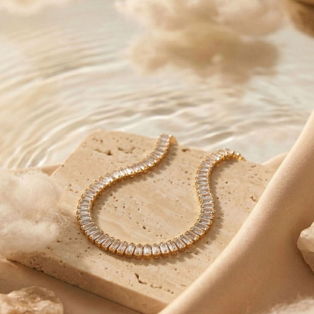 Pure Glow Kette in Gold mit Baguette-Kristallen auf Sandstein am Wasser – wasserfest, hautfreundlich, kein Abfärben – Damen Schmuck von Selnaura