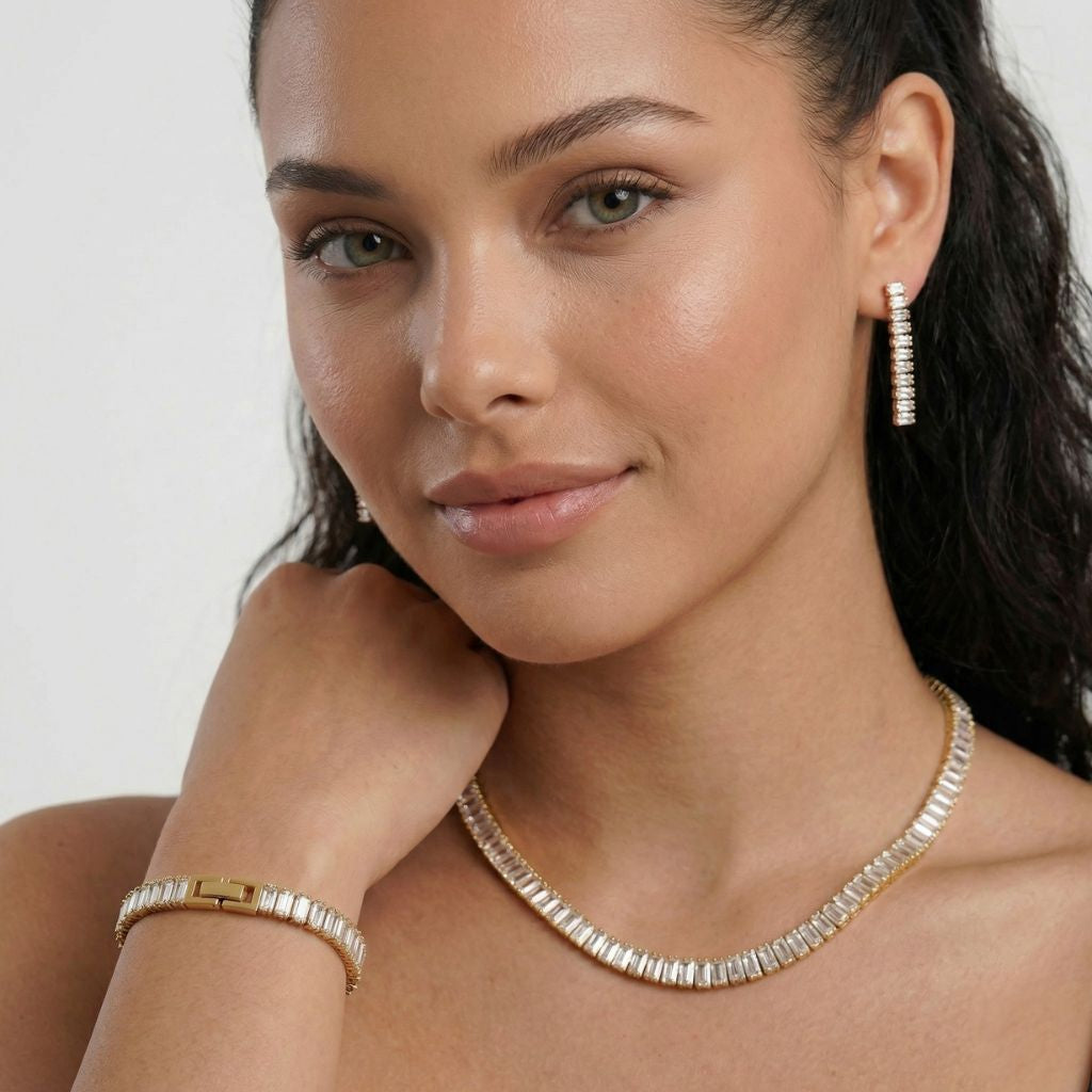 Pure Glow Set – Kette, Armband und Ohrringe in Gold mit Baguette-Kristallen am Model – wasserfest, hautfreundlich, kein Abfärben – Damen Schmuck von Selnaura