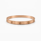 Roségoldfarbener Schrauben-Armreif im minimalistischen Design, eleganter Damenschmuck