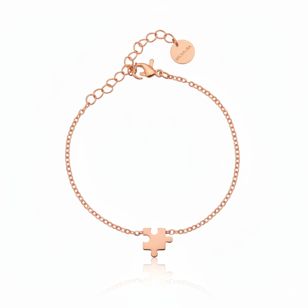 Roségoldenes Eternité Piece Armband mit Puzzle-Anhänger, filigranes Schmuckarmband für Damen auf weißem Hintergrund