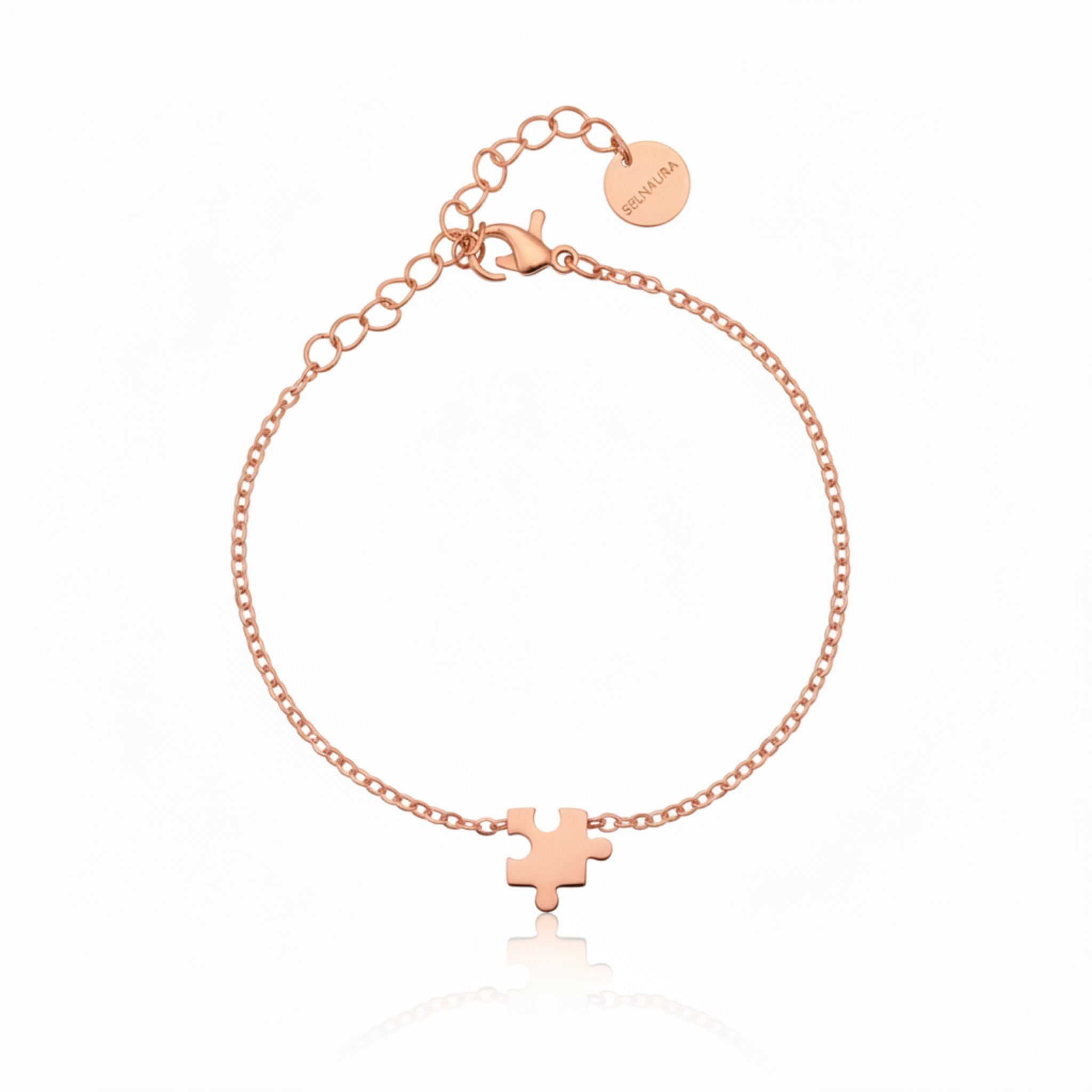Roségoldenes Eternité Piece Armband mit Puzzle-Anhänger, filigranes Schmuckarmband für Damen auf weißem Hintergrund