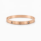 Roségoldfarbener Armreif mit Zirkonia-Akzenten und Kleeblatt-Motiv, eleganter Damenschmuck