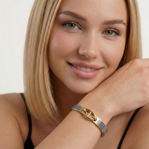 Goldfarbenes Armreif-Armband mit grauem Detail – wasserfestes Damen Schmuck von Selnaura, hautfreundlich und kein Abfärben