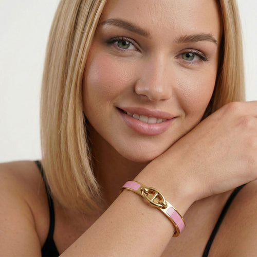 Goldfarbenes Armreif-Armband mit rosafarbenem Detail – wasserfestes Damen Schmuck von Selnaura, hautfreundlich und kein Abfärben