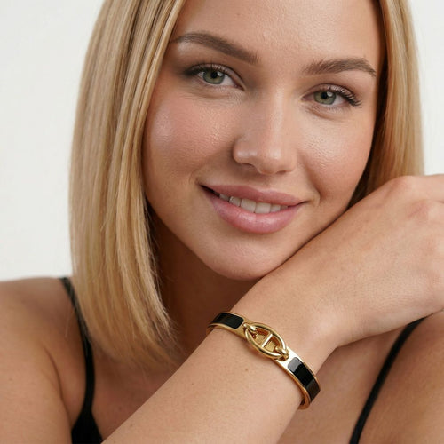 Goldfarbenes Armreif-Armband mit schwarzem Detail – wasserfestes Damen Schmuck von Selnaura, hautfreundlich und kein Abfärben