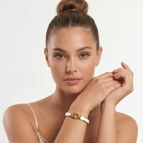 Goldfarbenes Armreif-Armband mit weißem Detail – wasserfestes Damen Schmuck von Selnaura, hautfreundlich und kein Abfärben