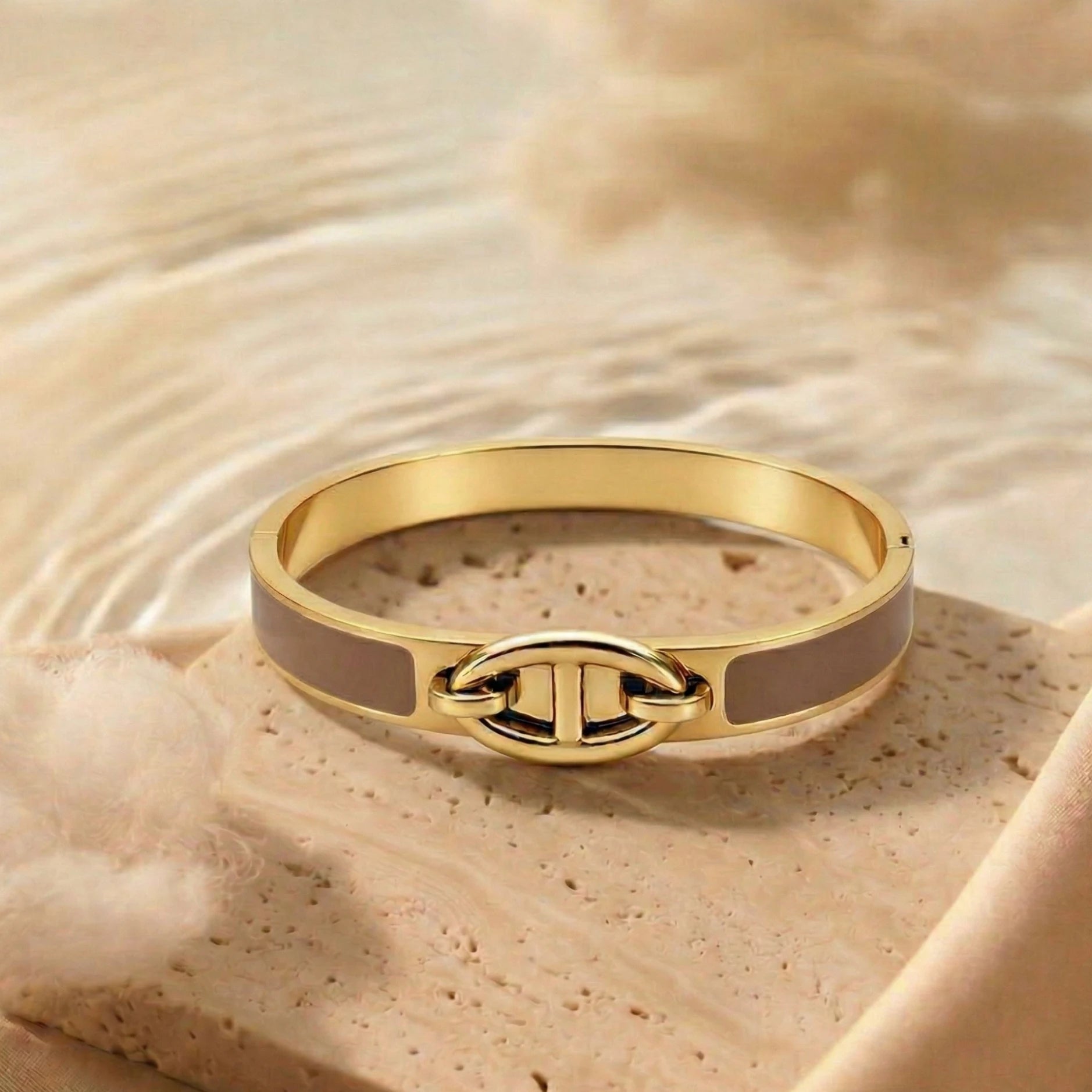 Goldfarbener Armreif-Armband mit brauner Emaille und dekorativem Anker-Kettenglied-Verschluss – wasserfestes Damen Schmuck von Selnaura, hautfreundlich und kein Abfärben – Selnaura Aura Lock Armreif Braun