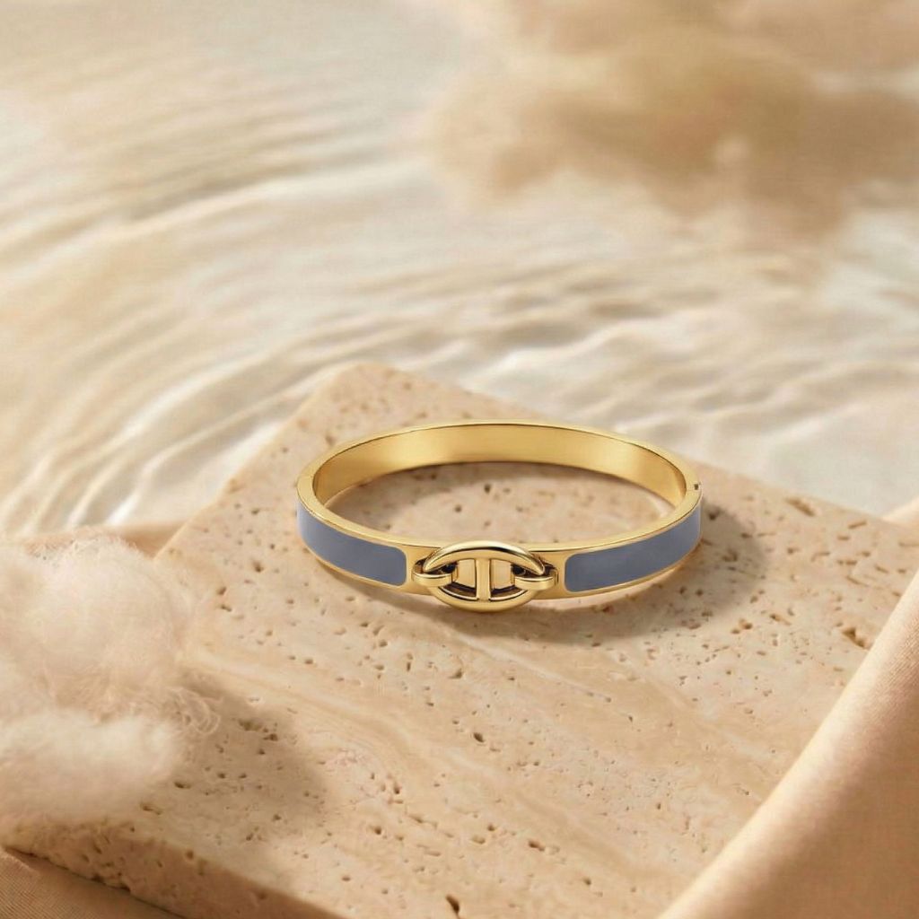 Goldfarbener Armreif-Armband mit grauer Emaille und dekorativem Anker-Kettenglied-Verschluss – wasserfestes Damen Schmuck von Selnaura, hautfreundlich und kein Abfärben – Selnaura Aura Lock Armreif Grau
