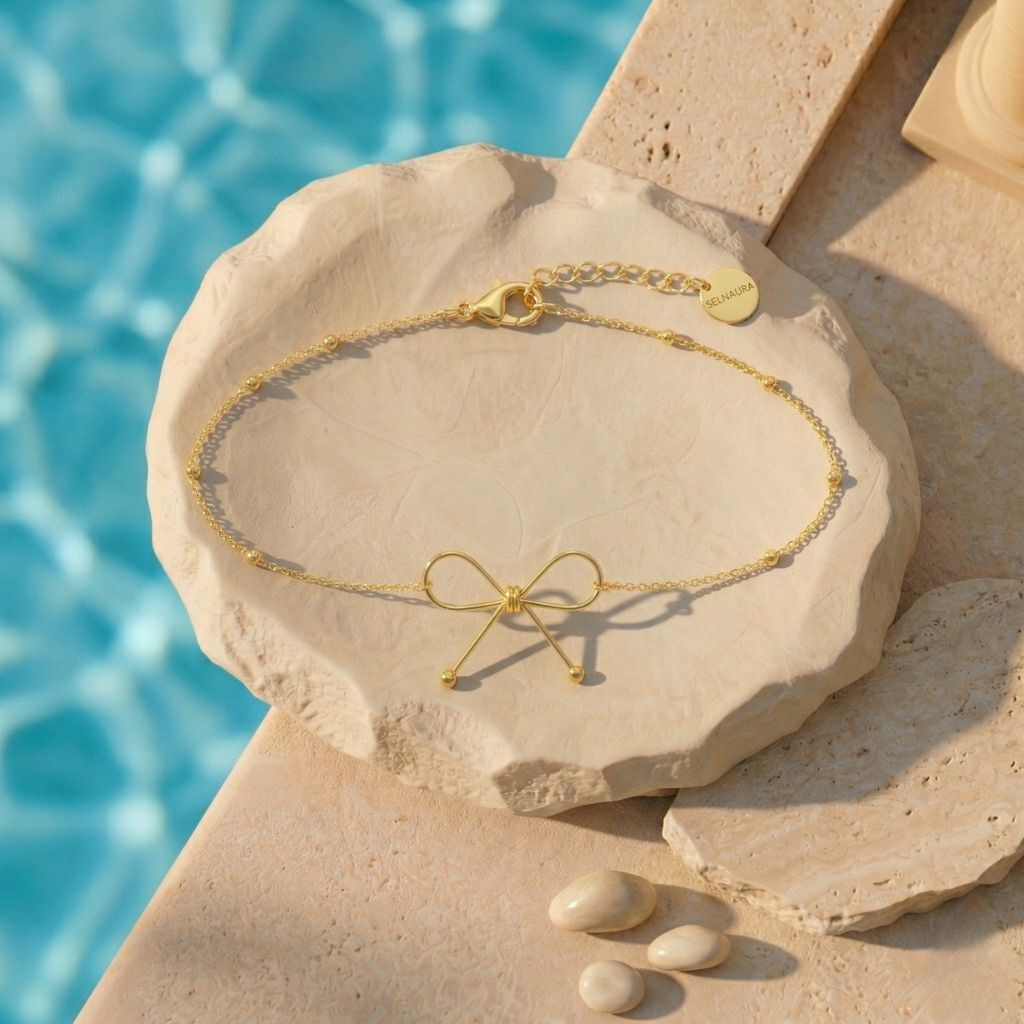 Goldfarbenes Schleife-Armband mit Kugelkette am Pool – wasserfestes Damen Armband von Selnaura, hautfreundlich und kein Abfärben – Selnaura Ela Belle Armband