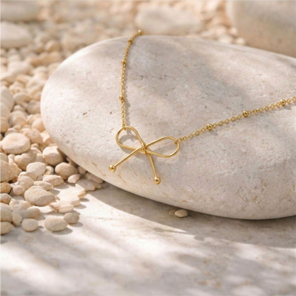 Goldfarbene Schleife-Halskette mit Kugelkette auf Naturstein – wasserfeste Damen Kette von Selnaura, hautfreundlich und kein Abfärben – Selnaura Ela Belle Kette
