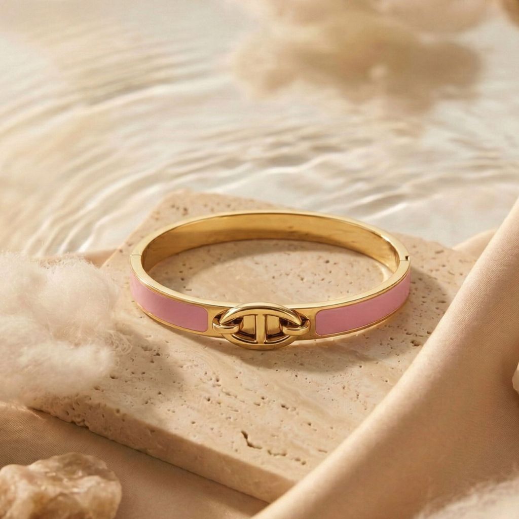 Goldfarbenes Armreif-Armband mit rosa Emaille und dekorativem Verschluss – wasserfestes Damen Schmuck von Selnaura, hautfreundlich und kein Abfärben