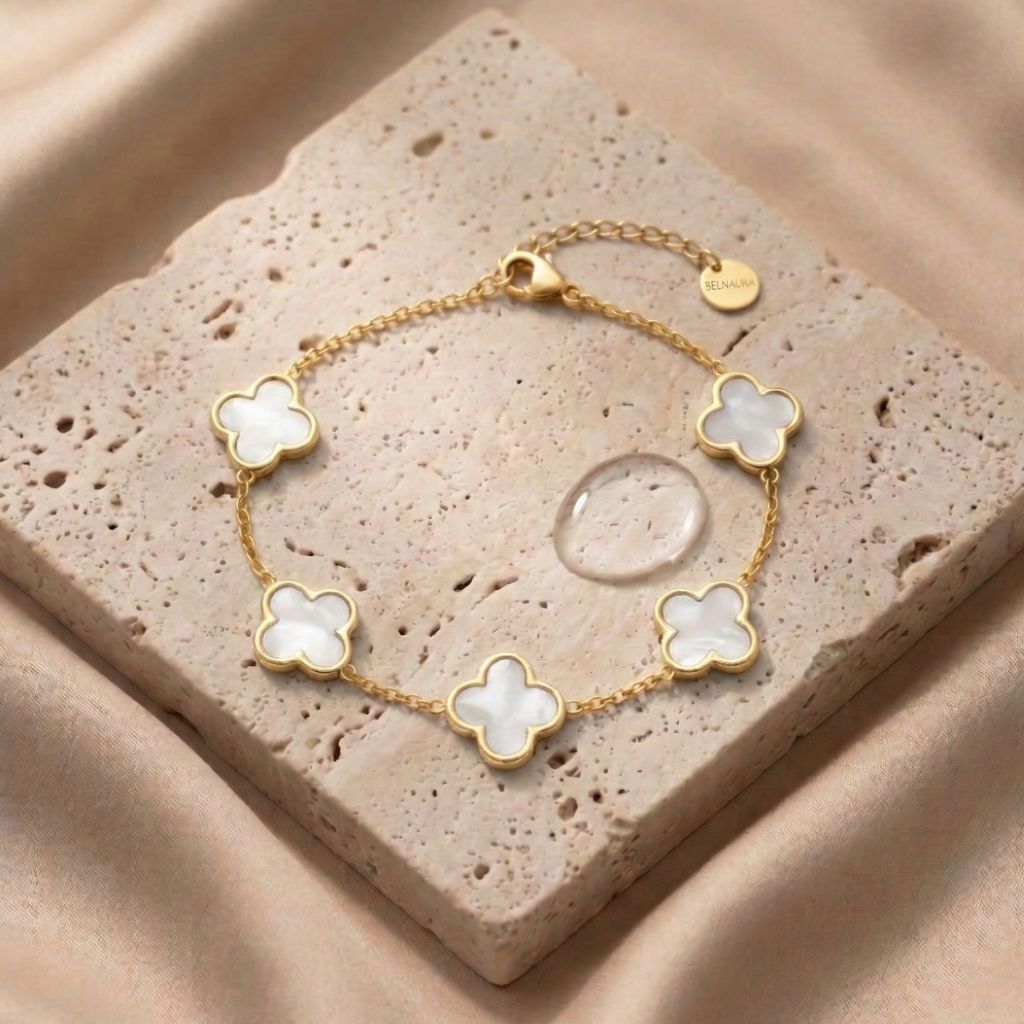 Goldfarbenes Kleeblatt-Armband mit fünf Perlmutt-Elementen – wasserfestes Damen Armband von Selnaura, hautfreundlich und kein Abfärben – Selnaura Eternal Bloom Clover Armband