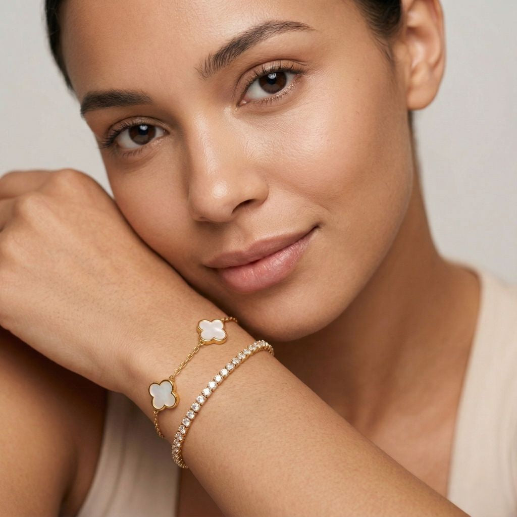 Goldfarbenes Kleeblatt-Armband mit Perlmutt kombiniert mit Tennisarmband – wasserfestes Damen Schmuck von Selnaura, hautfreundlich und kein Abfärben – Selnaura Eternal Bloom Clover Armband