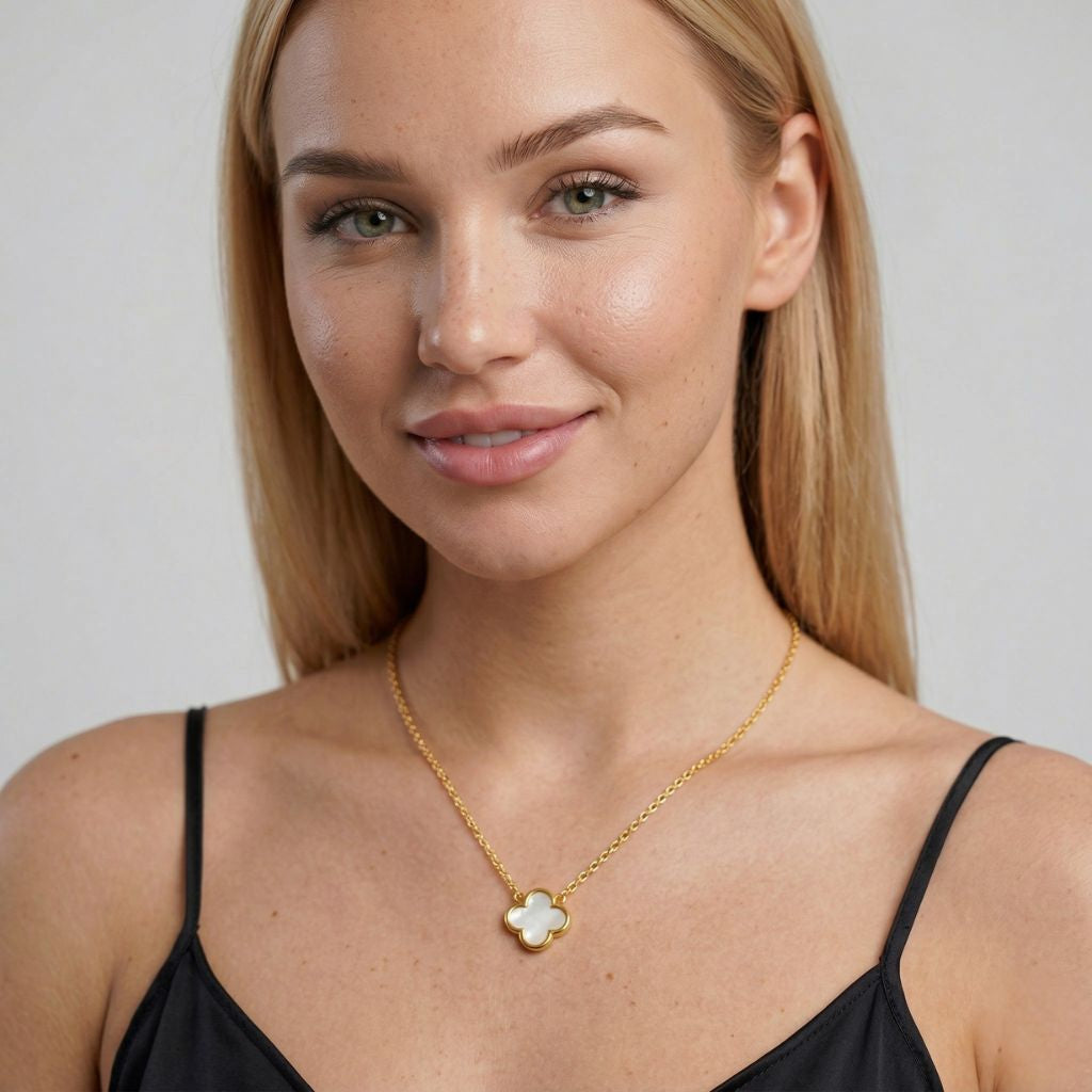 Goldfarbene Kleeblatt-Halskette mit Perlmutt-Anhänger – wasserfeste Damen Kette von Selnaura, hautfreundlich und kein Abfärben – Selnaura Eternal Bloom Clover Kette