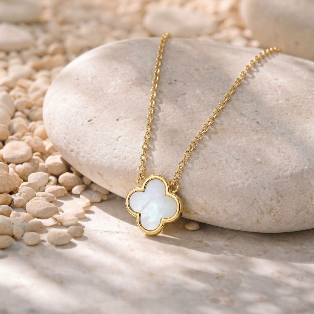 Goldfarbene Kleeblatt-Kette mit Perlmutt-Anhänger auf Naturstein – wasserfeste Damen Halskette von Selnaura, hautfreundlich und kein Abfärben – Selnaura Eternal Bloom Clover Kette