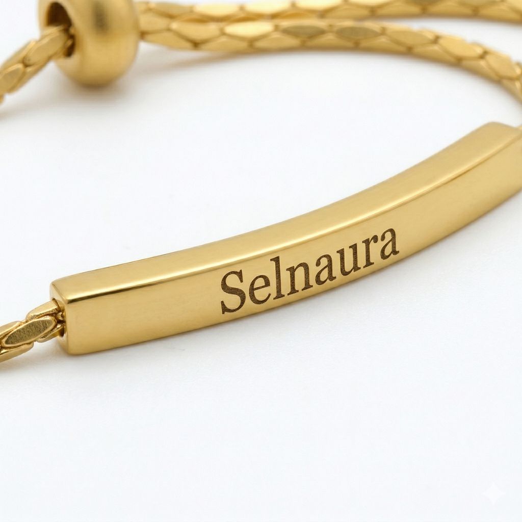 Nahaufnahme goldfarbenes gravierbares Bar-Armband mit persönlicher Namens-Gravur – wasserfestes Damen Armband von Selnaura, hautfreundlich und kein Abfärben – Selnaura Eternal Line Armband Detail