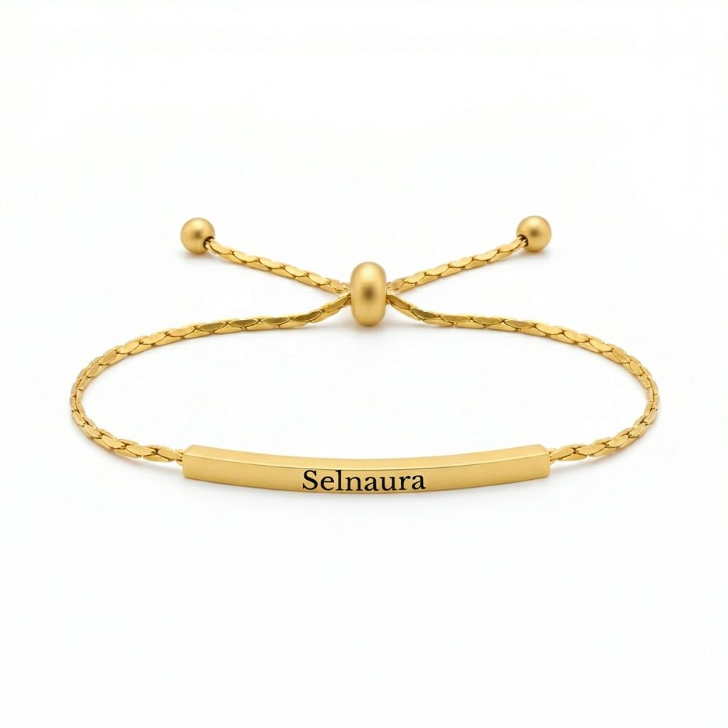 Goldfarbenes gravierbares Bar-Armband mit verstellbarem Zugverschluss auf weißem Hintergrund – wasserfestes Damen Armband von Selnaura, hautfreundlich und kein Abfärben – Selnaura Eternal Line Armband