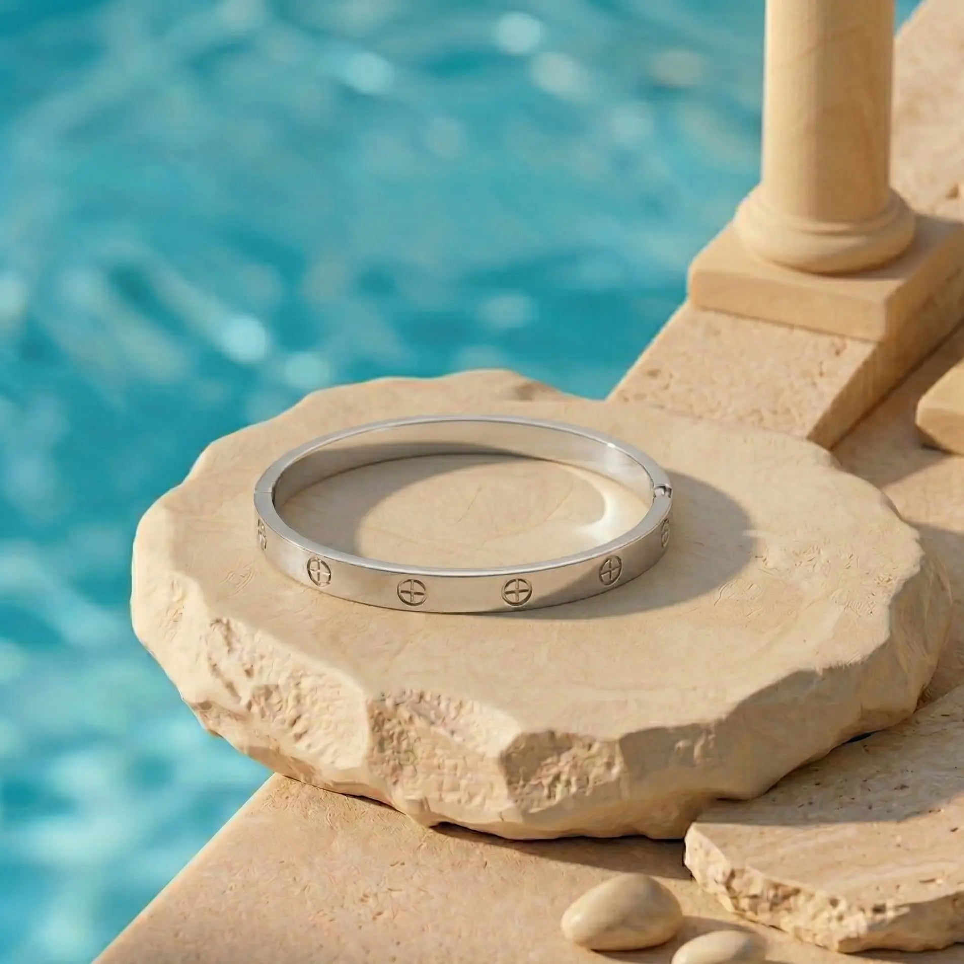 Silberfarbener Armreif mit gravierten Kreuz-Schrauben-Details am Pool – wasserfestes Damen Armband von Selnaura, hautfreundlich und kein Abfärben – Selnaura Eternal Screw Armreif Silber