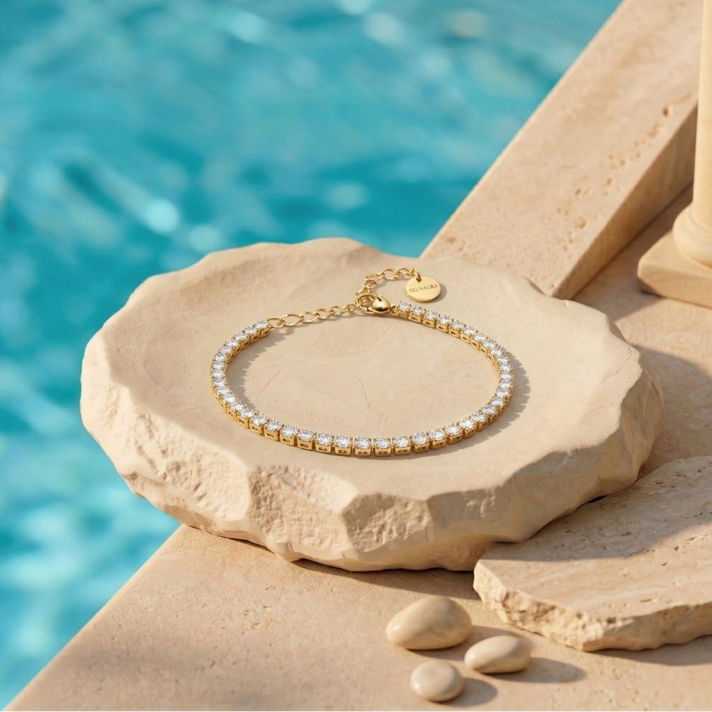 Goldfarbenes Tennisarmband mit funkelnden Zirkonia-Steinen am Pool – wasserfestes Damen Armband von Selnaura, hautfreundlich und kein Abfärben – Selnaura Eternal Stream Tennis Armband