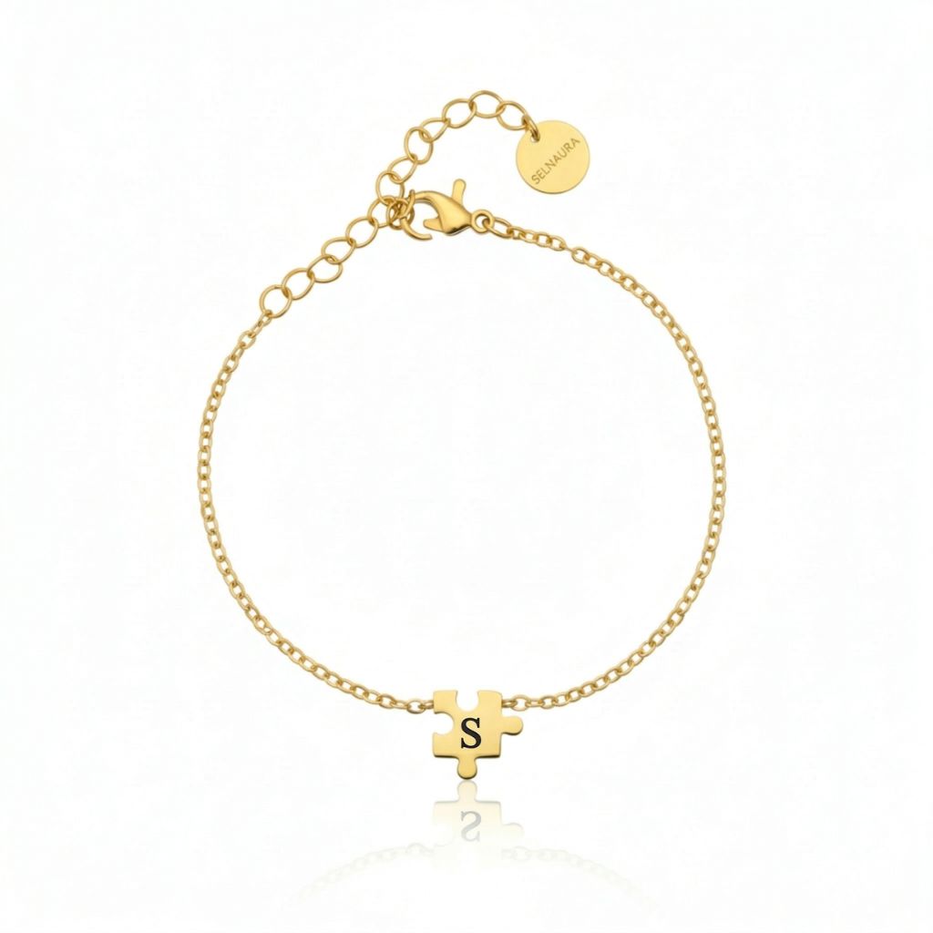 Goldfarbenes Puzzlestück-Armband mit graviertem Initial-Buchstaben auf weißem Hintergrund – wasserfestes Damen Armband von Selnaura, hautfreundlich und kein Abfärben – Selnaura Éternité Piece Armband