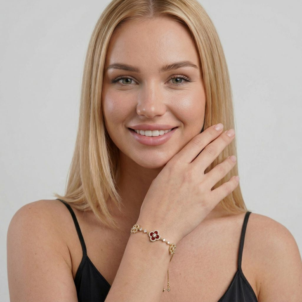 Goldfarbenes Kleeblatt-Armband mit roter Emaille und Zirkonia-Besatz am Handgelenk – wasserfestes Damen Armband von Selnaura, hautfreundlich und kein Abfärben – Selnaura Fleur de Passion Armband
