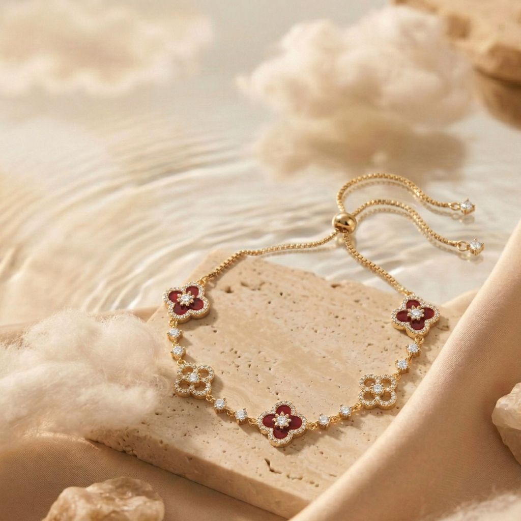 Goldfarbenes Kleeblatt-Armband mit roter Emaille und Zirkonia-Steinen auf Naturstein – wasserfestes Damen Armband von Selnaura, hautfreundlich und kein Abfärben – Selnaura Fleur de Passion Armband
