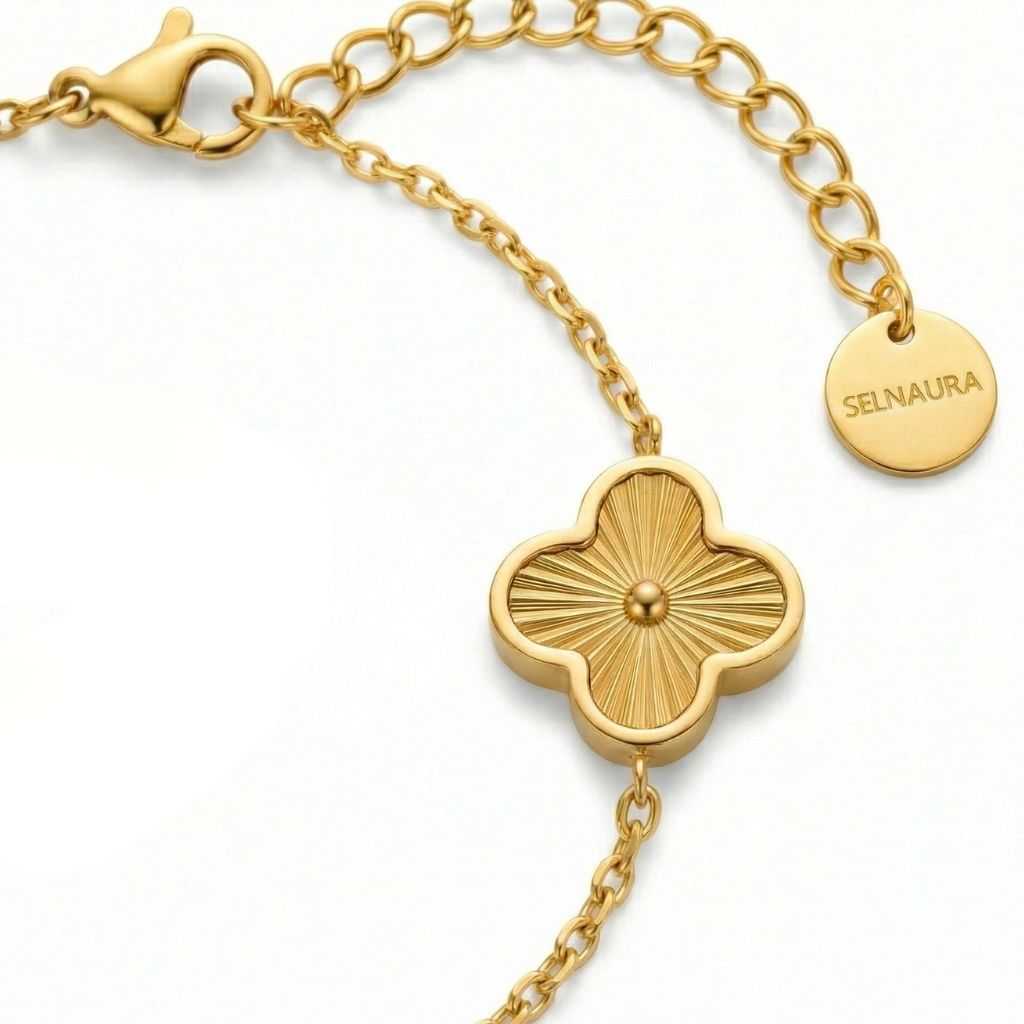 Nahaufnahme goldfarbenes Kleeblatt-Armband mit gravierten Strahlen und Selnaura-Plakette – wasserfestes Damen Armband von Selnaura, hautfreundlich und kein Abfärben – Selnaura Golden Bloom Clover Armband Detail