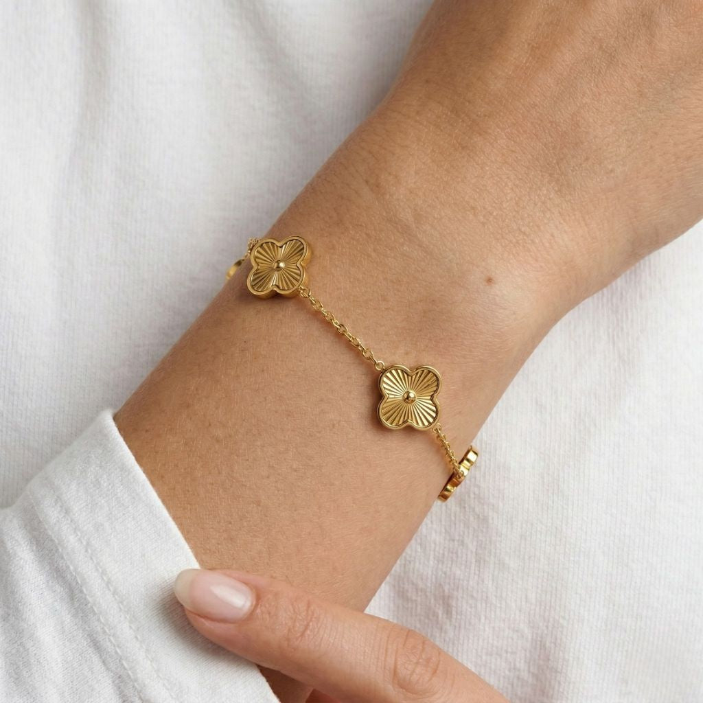 Goldfarbenes Kleeblatt-Armband mit strukturierten Sonnenstrahlen-Anhängern am Handgelenk – wasserfestes Damen Armband von Selnaura, hautfreundlich und kein Abfärben – Selnaura Golden Bloom Clover Armband