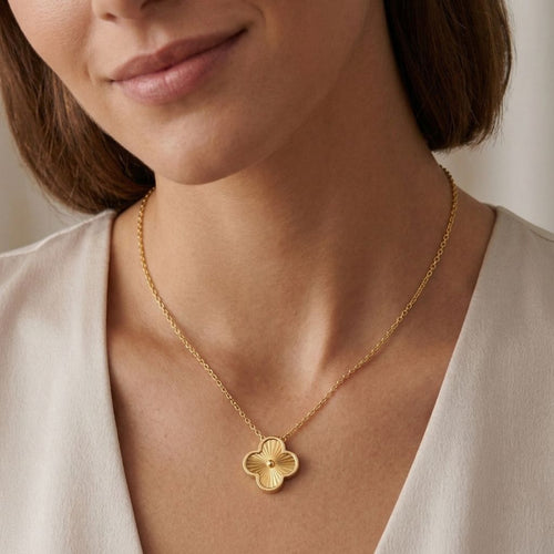 Goldfarbene Kleeblatt-Halskette mit strukturiertem Anhänger getragen von Model – wasserfeste Damen Kette von Selnaura, hautfreundlich und kein Abfärben – Selnaura Golden Bloom Clover Kette