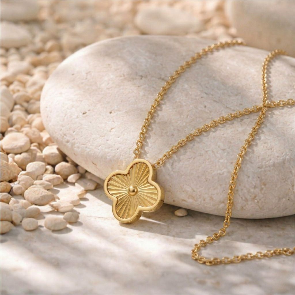 Goldfarbene Kleeblatt-Halskette mit gravierten Strahlen auf Naturstein – wasserfeste Damen Kette von Selnaura, hautfreundlich und kein Abfärben – Selnaura Golden Bloom Clover Kette